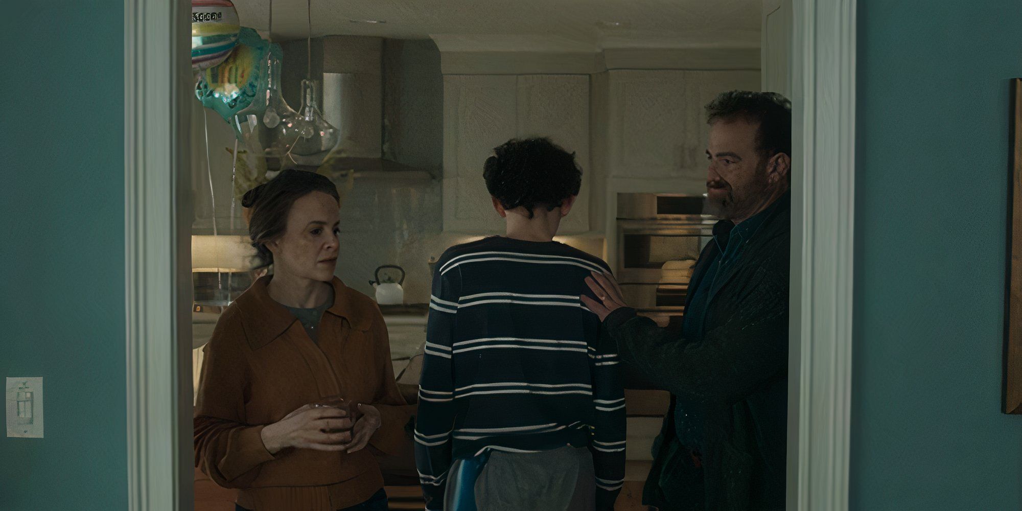 Rebecca (Maria Dizia), Jeff (Paul Adelstein) y Billy Kaplan (Joe Locke) en la cocina de Agatha All Long.