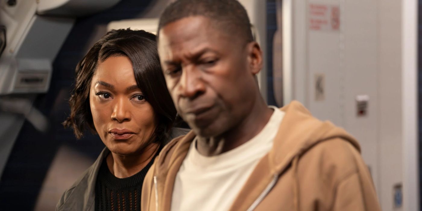 Angela Bassett with Glenn Plummer on a plane on 9-1-1