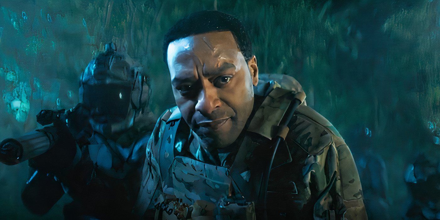 Chiwetel Ejiofor con un chaleco de camuflaje y un francotirador enmascarado detrás de él en Venom: The Last Dance