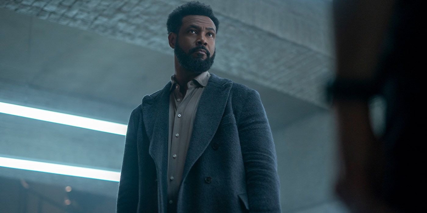 Isaiah Mustafa interpreta a John Sampson con su abrigo en el estacionamiento de Cross.