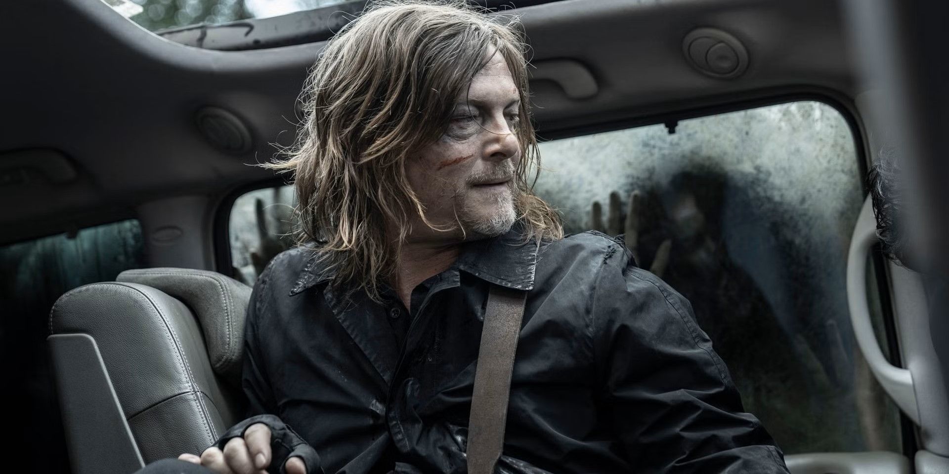 Daryl in einem Auto, umgeben von Beißern in „The Walking Dead: Daryl Dixon – The Book of Carol“