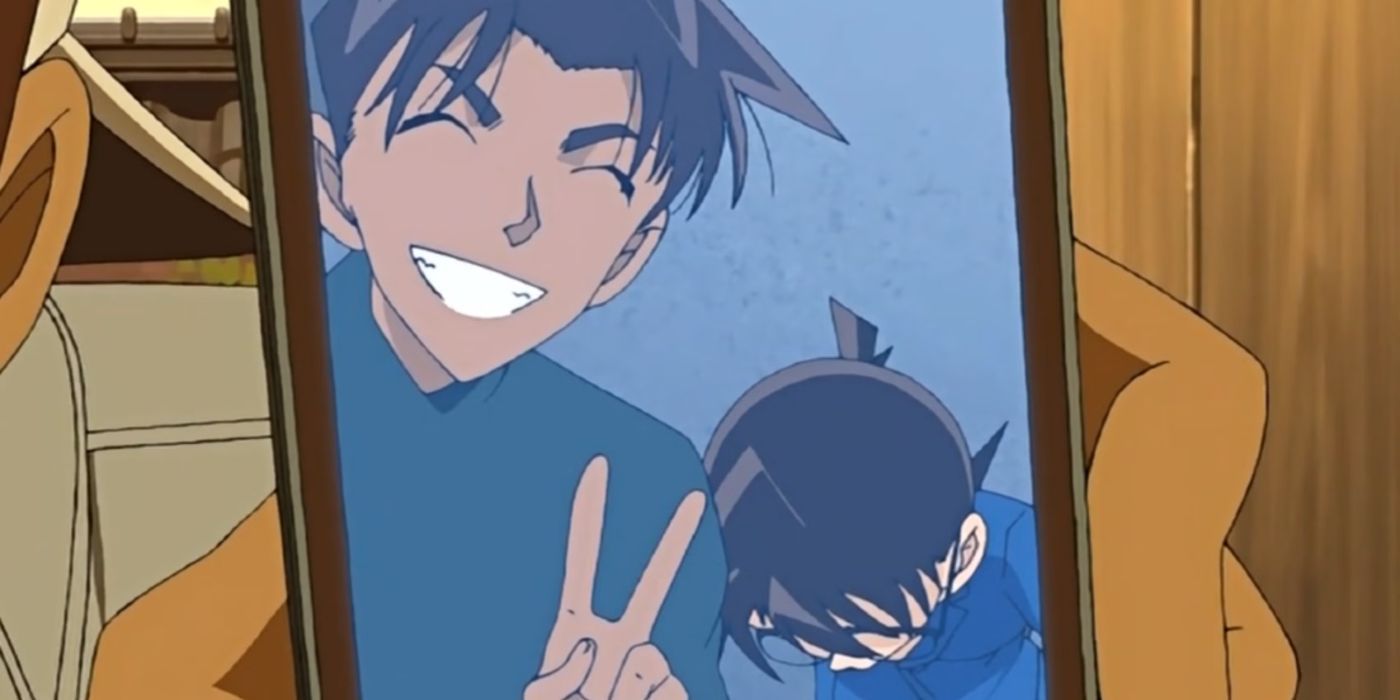 Heiji Hattori showing Conan Edogawa the selfie he took of them in Detective Conan.