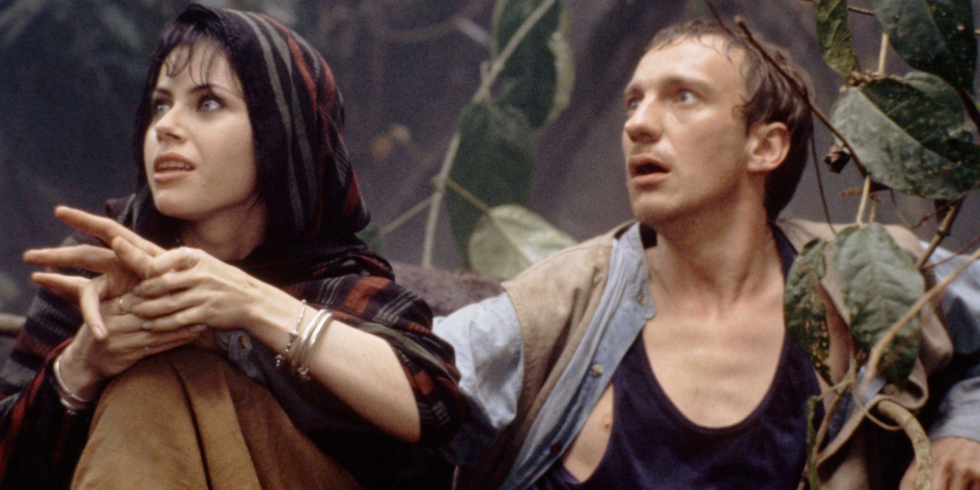 En La isla del Dr. Moreau, Douglas, interpretado por el actor David Thewlis, parece sorprendido y Aissa, interpretada por la actriz Fayreza Bourque, le toma la mano.