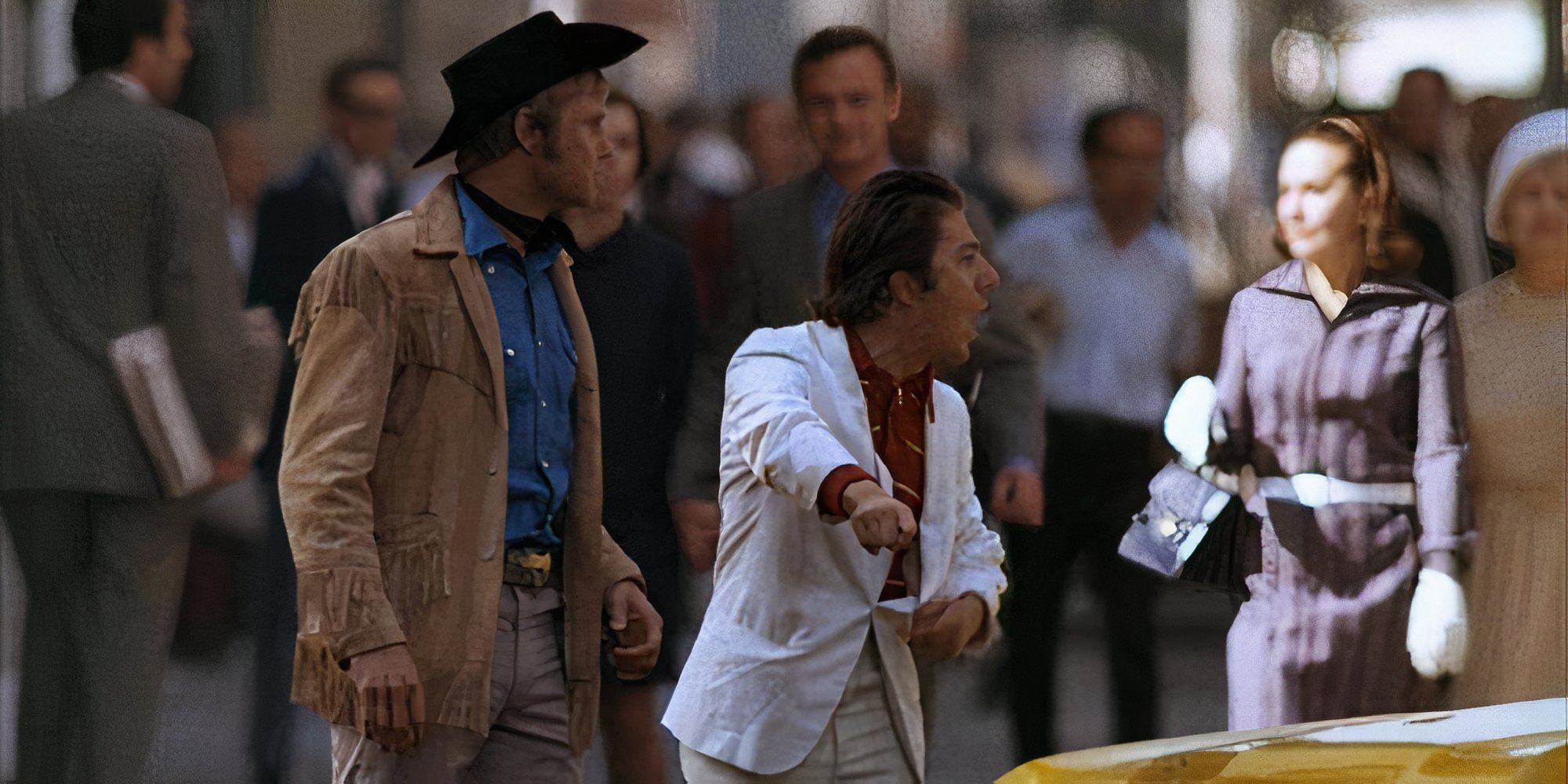 Dustin Hoffman arguing with someone in the middle of the road in Midnight Cowboy