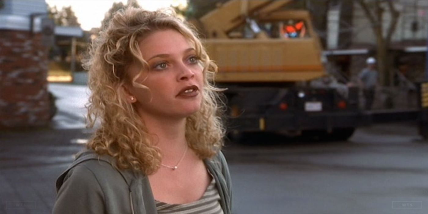 Terry Chaney (Amanda Detmer) looking at someone off camera in Final Destination