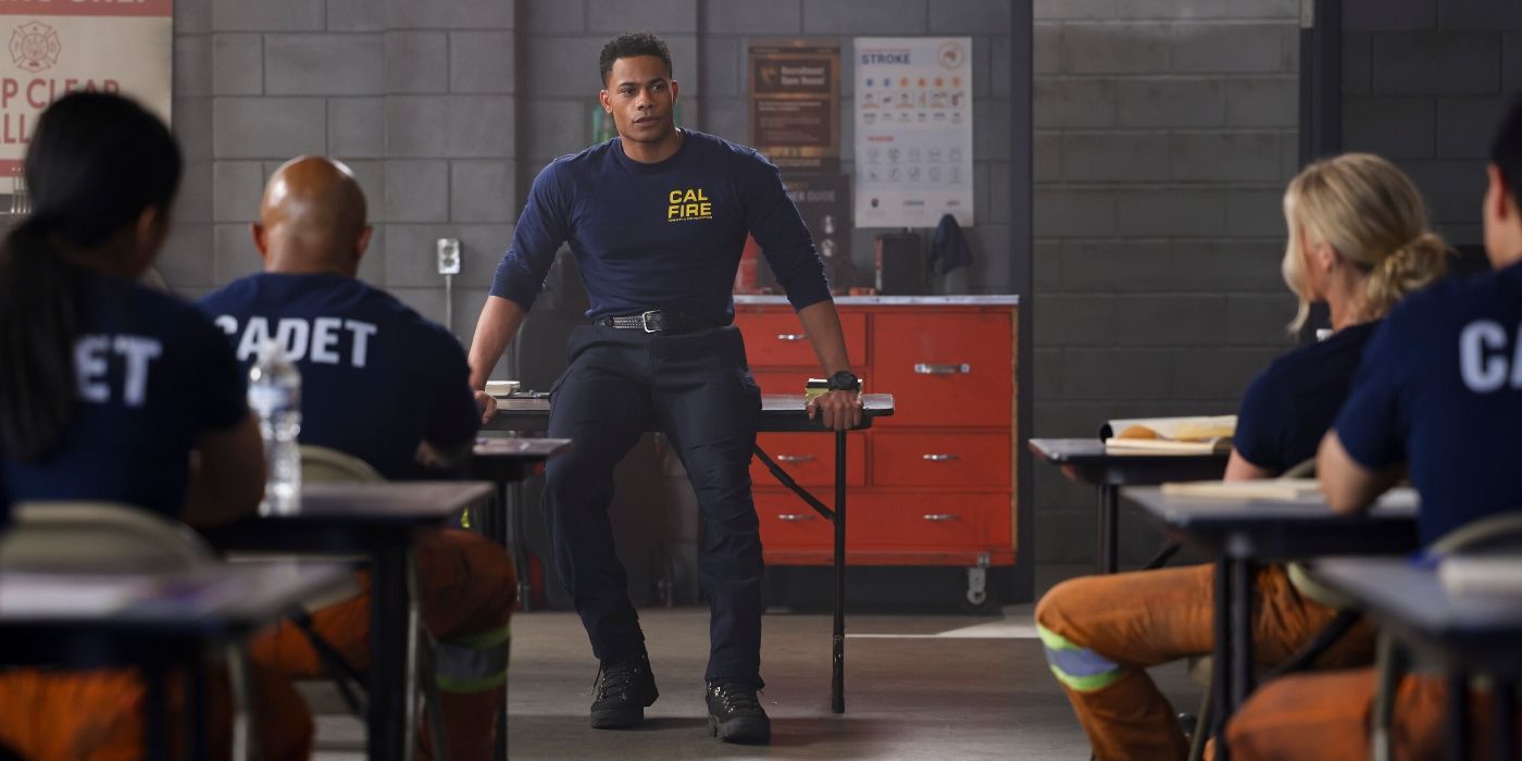 Jordan Calloway (Jake) se sienta frente a una clase de Cal Fire.