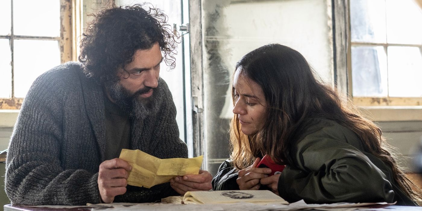 David Alpay and Catalina Sandino Moreno looking at a paper