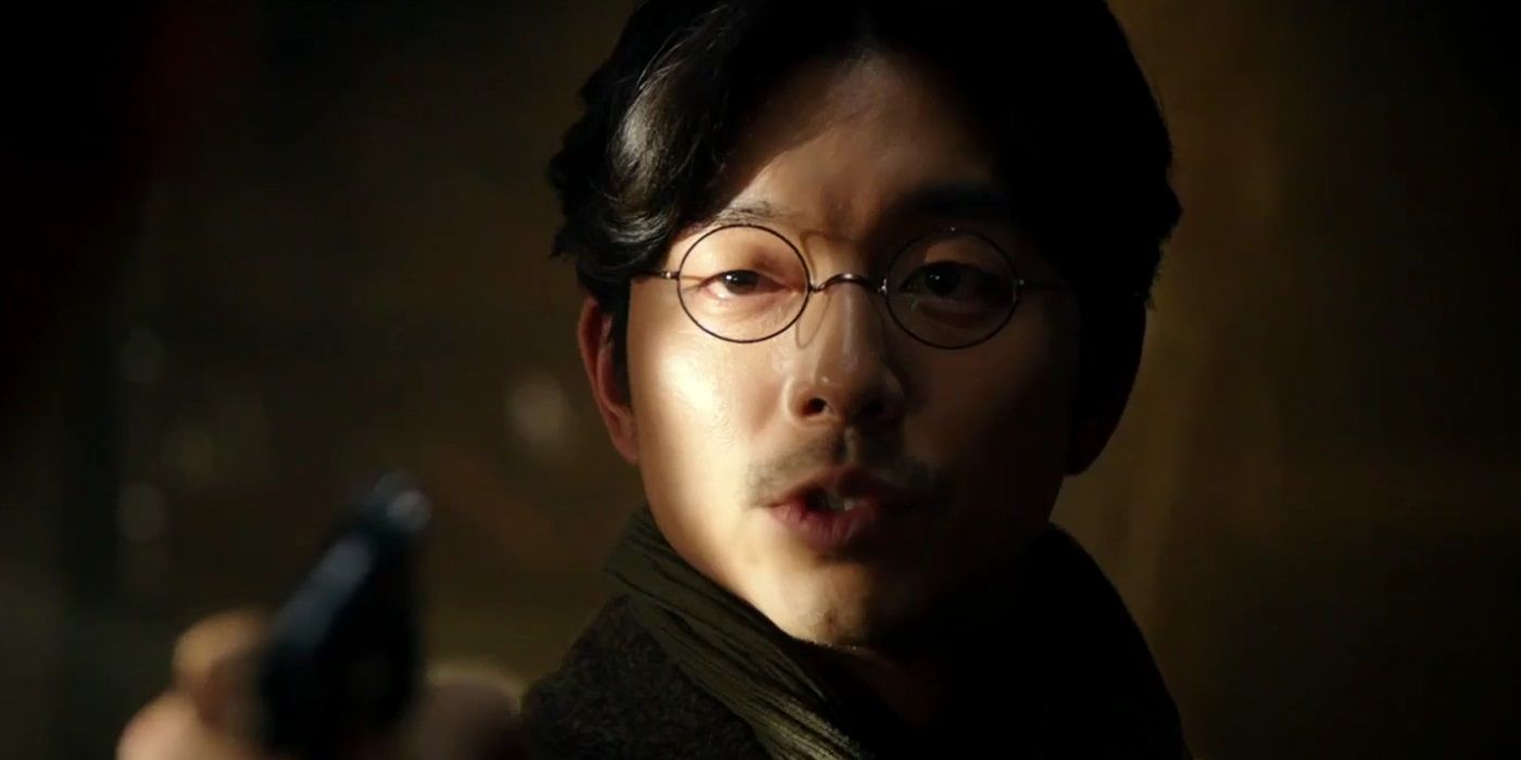 Gong Yoo, pointing a gun to someone, as Park Woo-jin in &lsquo;The Age of Shadows&rsquo;