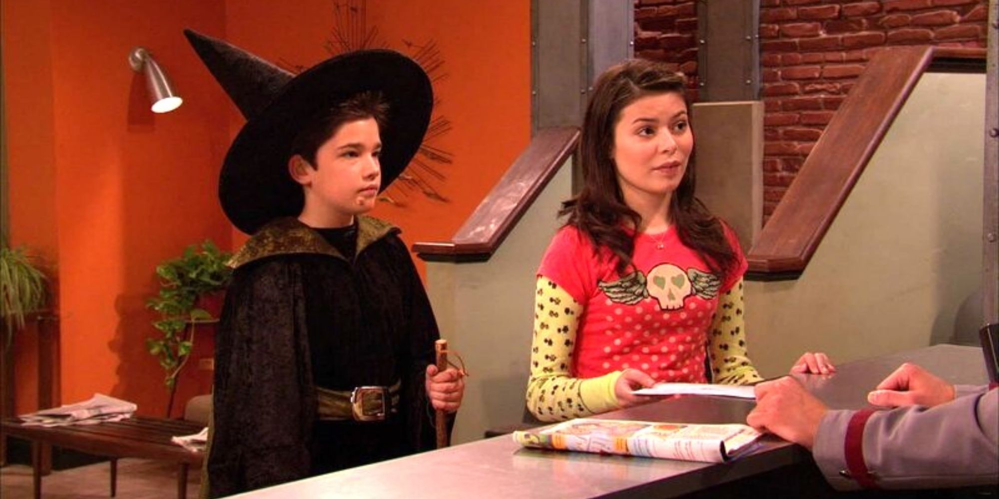 Carly (Miranda Cosgrove) &amp; Freddie (Nathan Kress) ask Lewbert (Jeremy Rowley) about Apt 13B in iCarly.