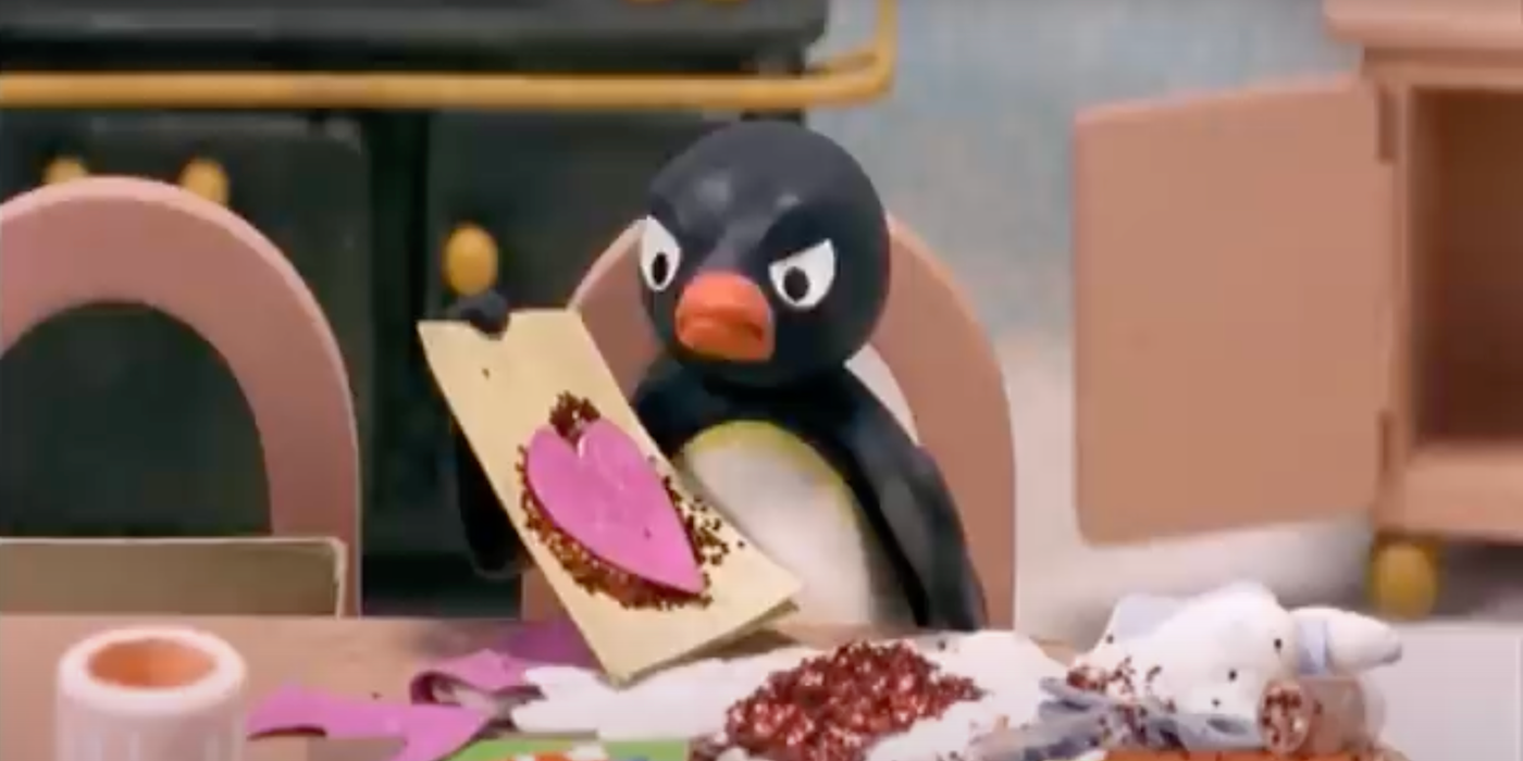 Pingu se enoja mientras hace un regalo chispeante y lleno de amor.