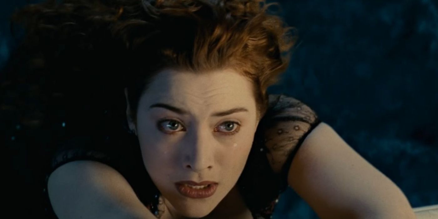 Rose (Kate Winslet) intenta colgarse del costado del Titanic en Titanic.