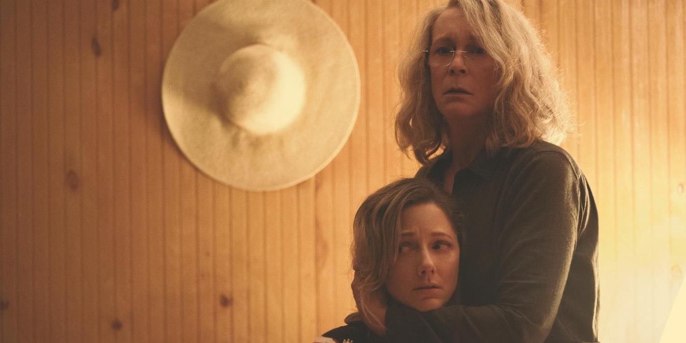 En Halloween (2018), Laurie Strode, interpretada por Jamie Lee Curtis, consuela a su hija Karen, interpretada por Judy Greer.