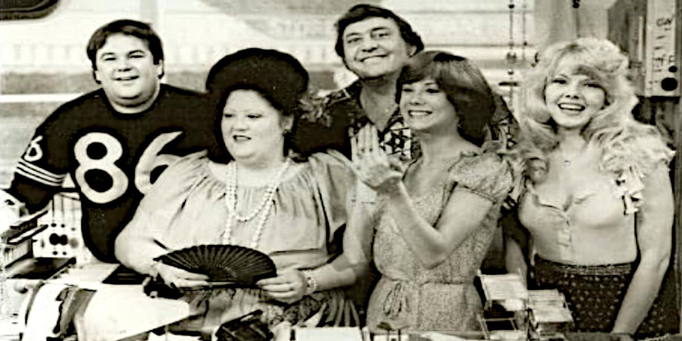 Kathie Lee Gifford poses for a group photo alongside the cast of &lsquo;Hee Haw Honeys.'