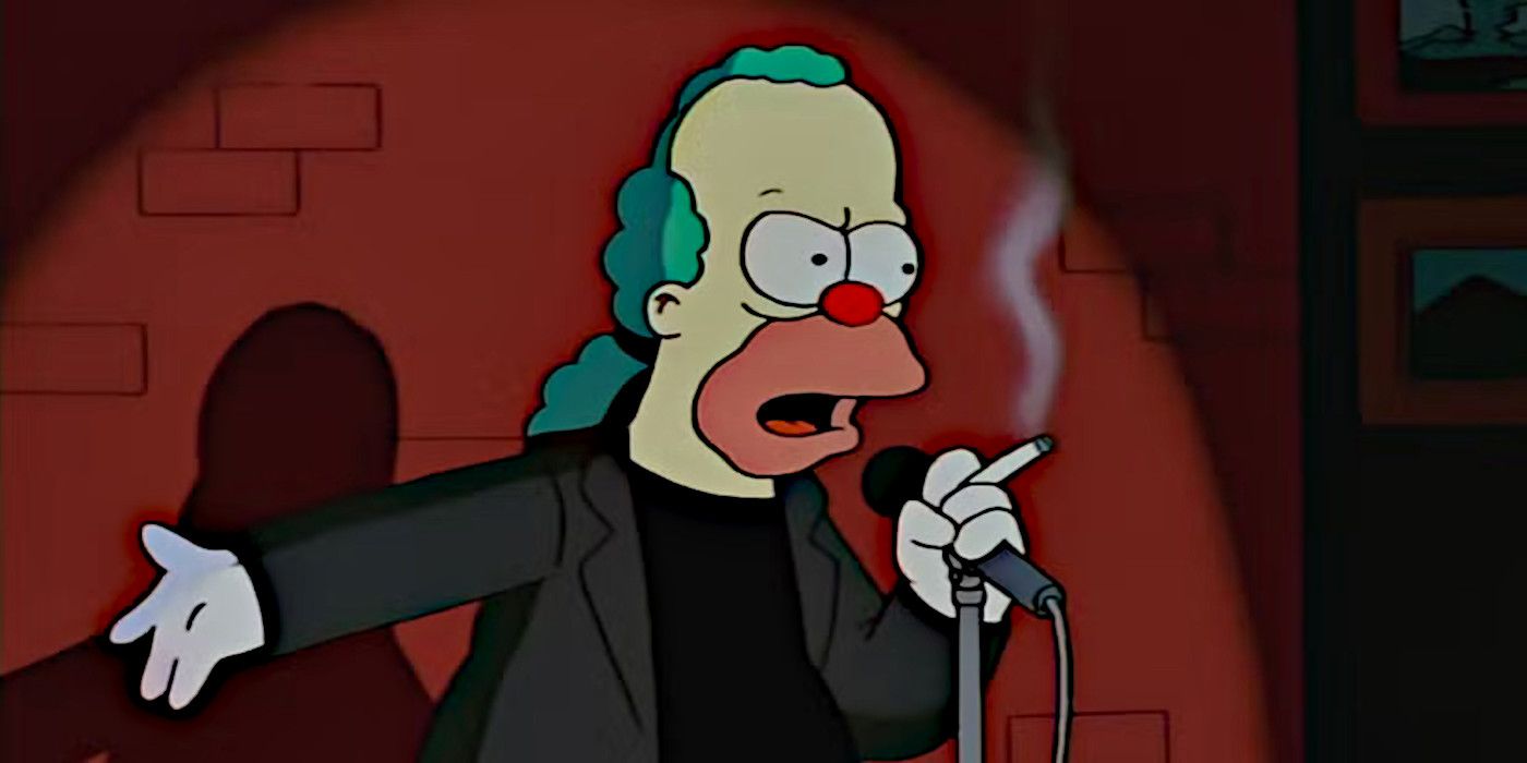 Krusty el Payaso lleva una chaqueta negra, el pelo recogido hacia atrás y habla por un micrófono.