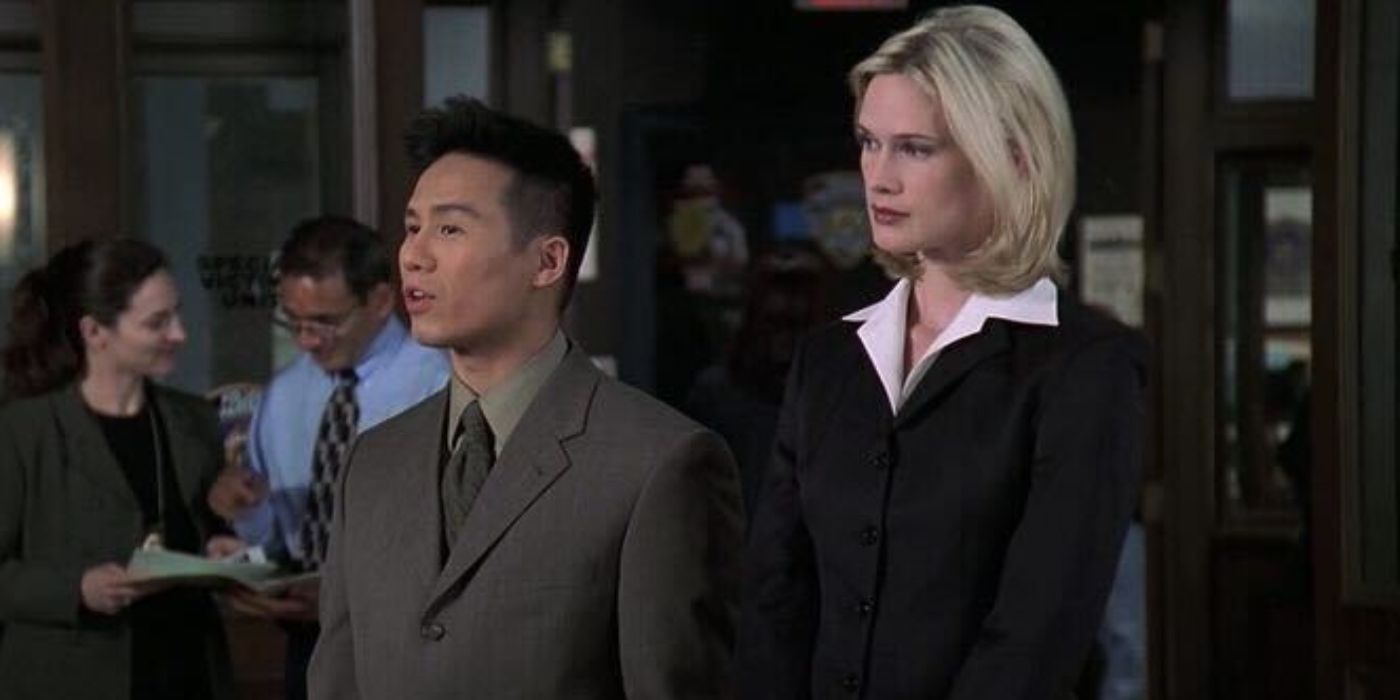 Dr. Wong y Alex Cabot en su primer día en SVU. 