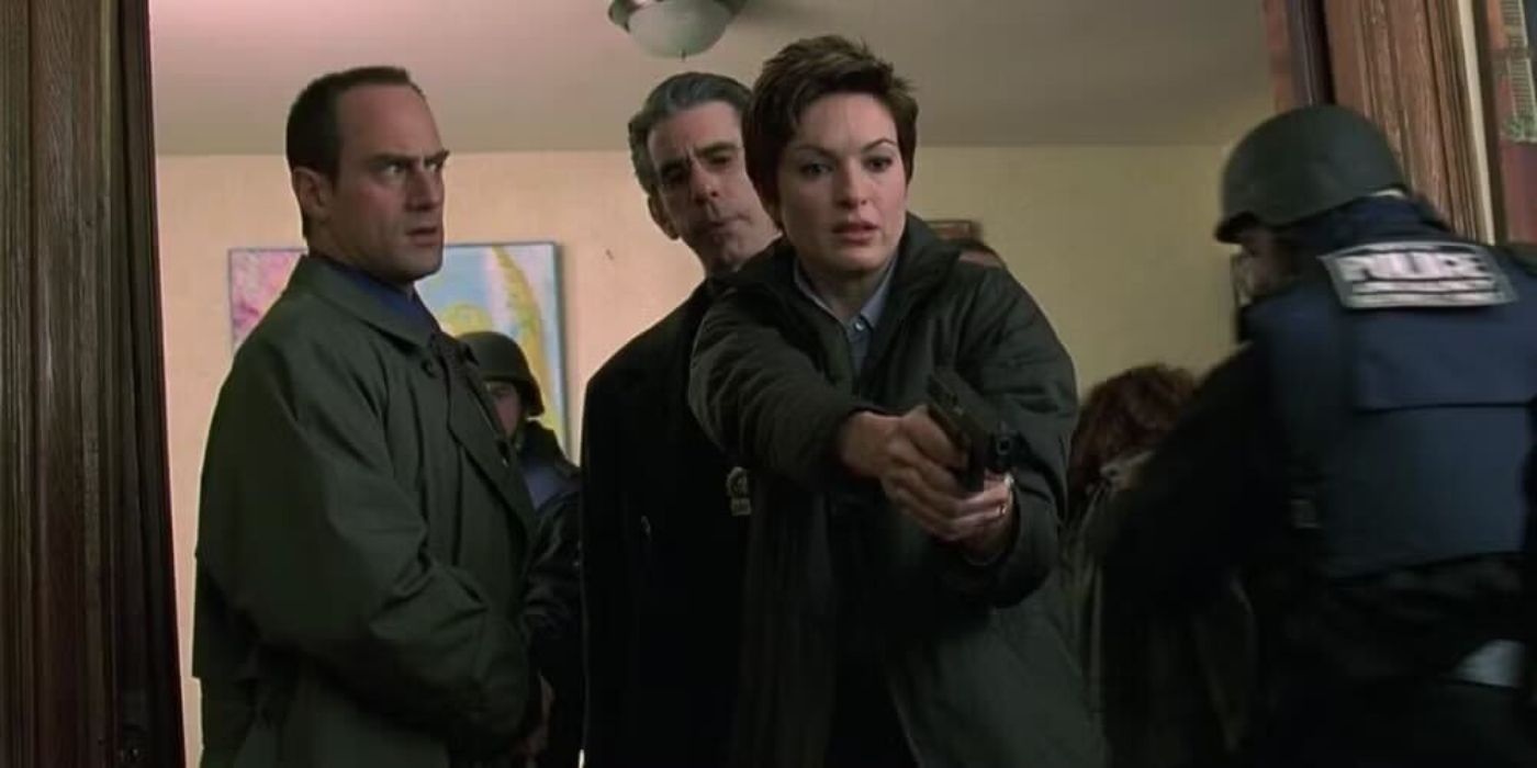 Benson con un arma apoyada por Stabler y Munch de SVU. 