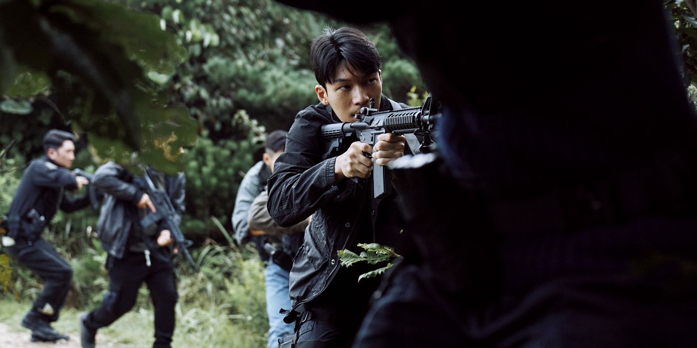 Wi Ha-jun as Hwang Jun-ho  holds a gun and makes moves in 'Squid Game' Season 2