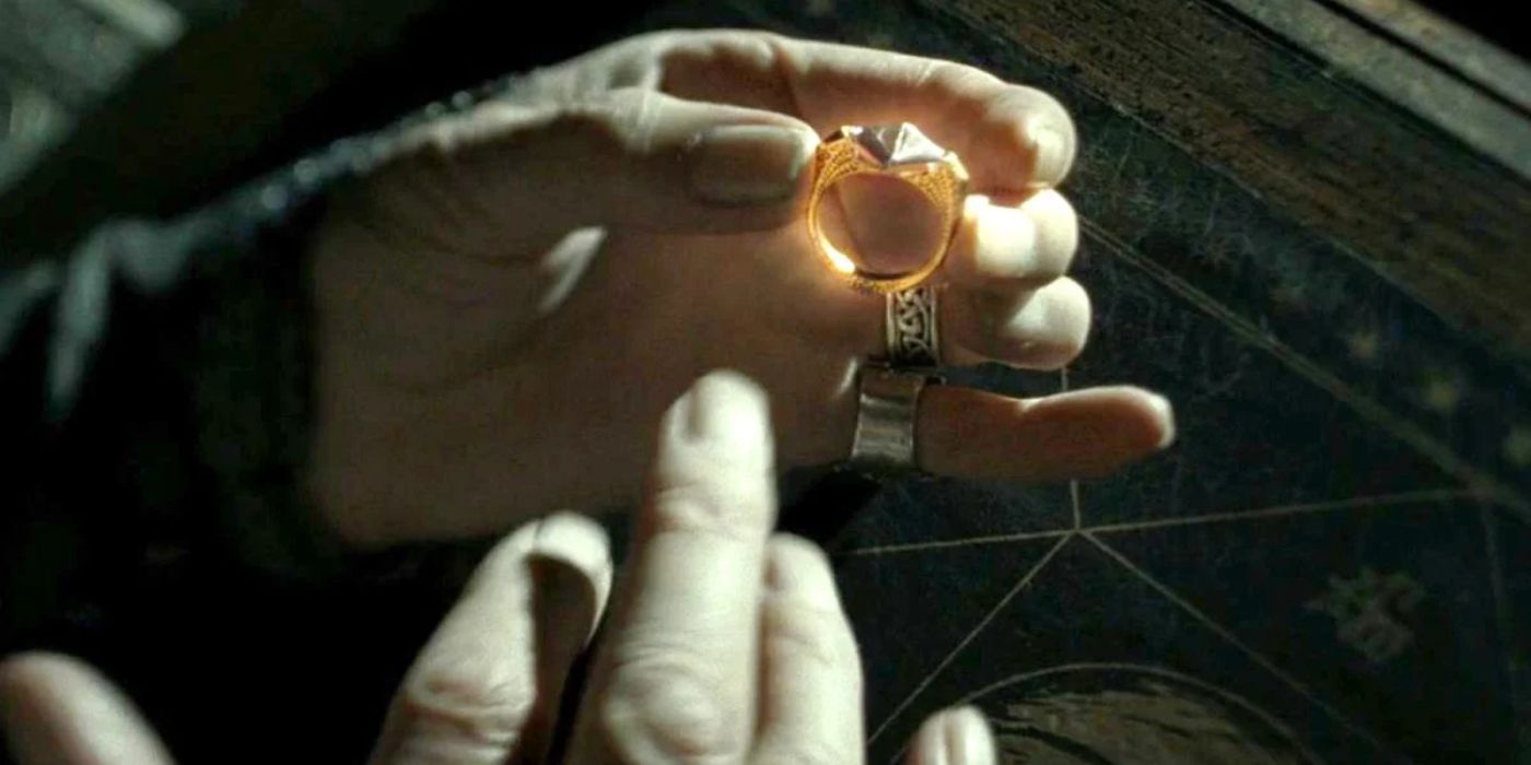 Dumbledore tiene el anillo de Marvolo Gaunt en Harry Potter y el misterio del príncipe