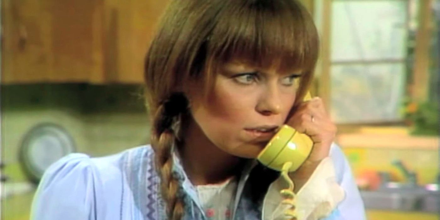 Actress Louise Lasser answers the phone as Mary Hartman