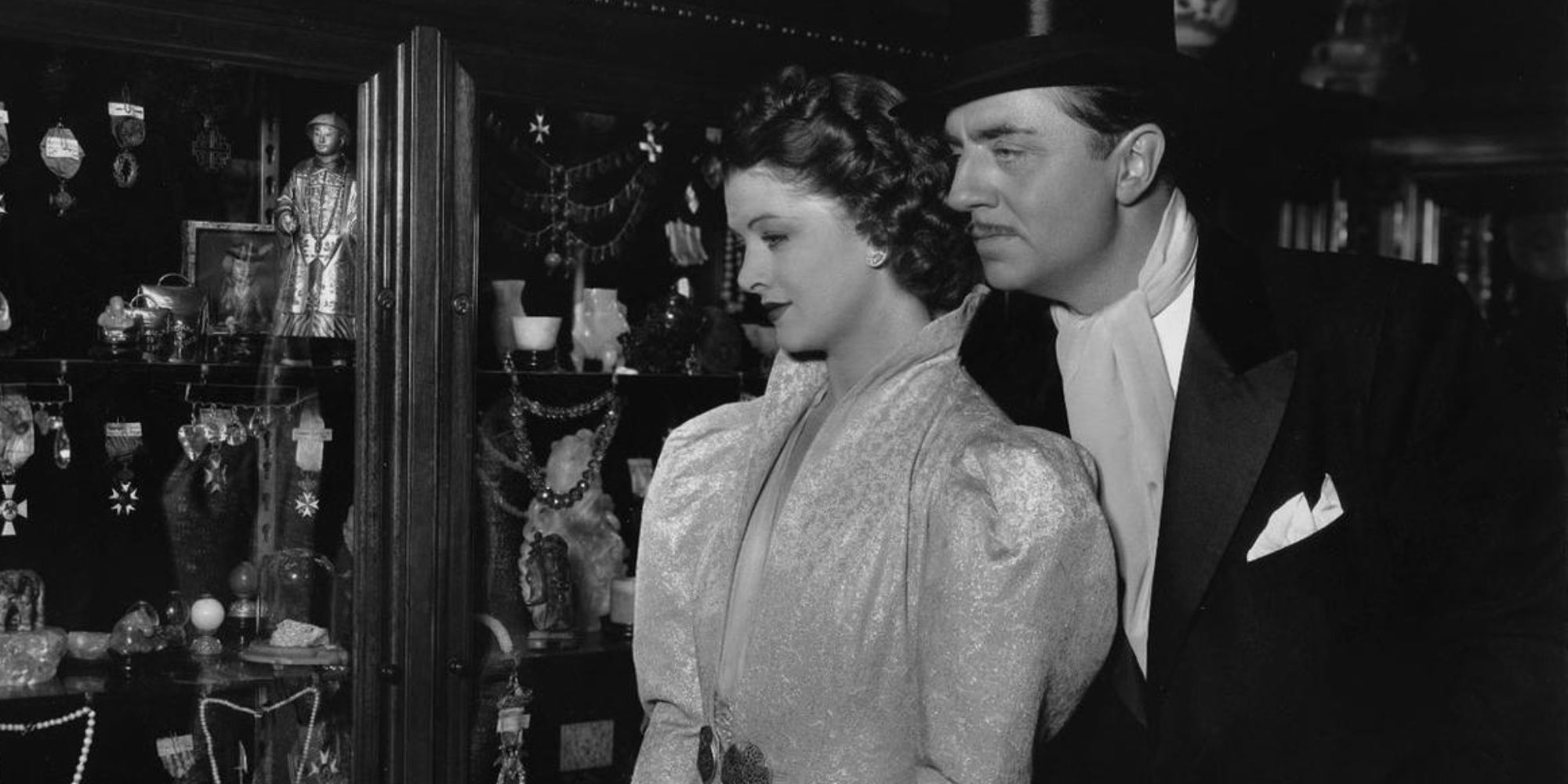 Myrna Loy y William Powell están juntos mirando el escaparate de una tienda en After the Thin Man (1936).