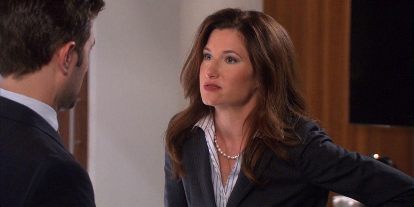 Jennifer Berkley parece irritada mientras habla con Ben Wyatt