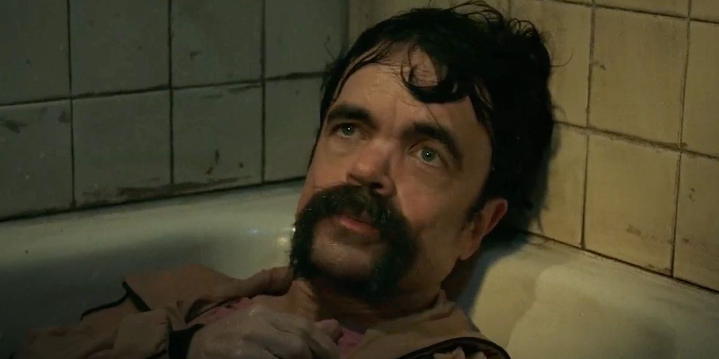 Un primer plano de Jady, interpretado por el actor Peter Dinklage, tumbado en una bañera en Brothers.