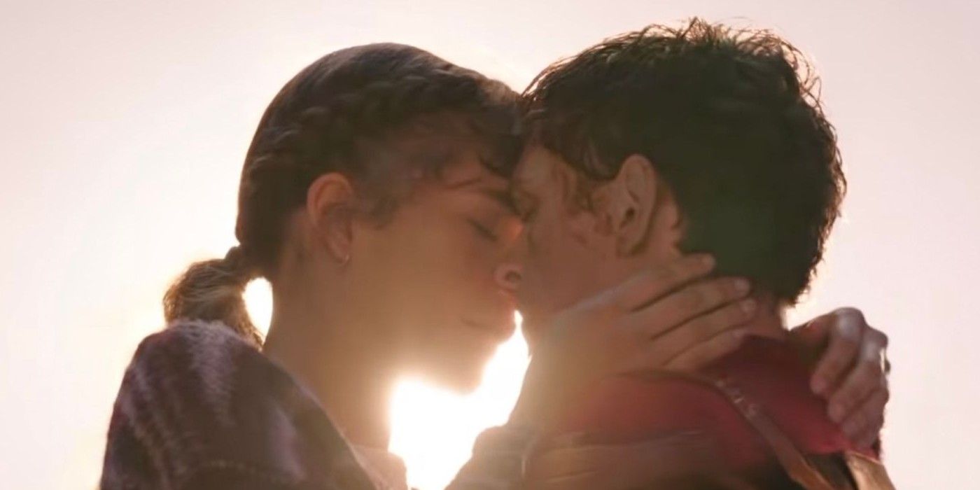 Peter Parker and MJ kiss Spider Man No Way Home-1