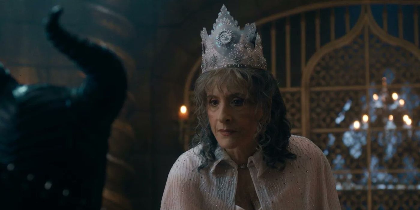 Patti LuPone, que interpreta a Lilia, se viste como Glinda la Bruja Buena en el episodio 7 de Agatha All Along.