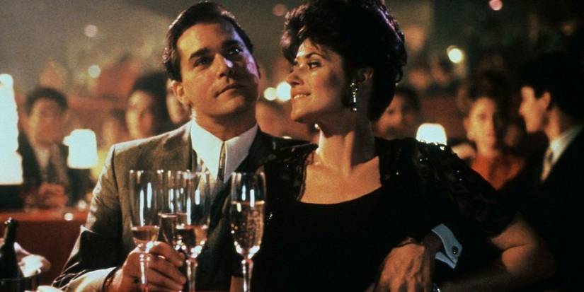 Ray Liotta (Henry Hill) un Lorraine Bracco (Karen Hill) dzer dzērienus Copacabana klubā Goodfellas.