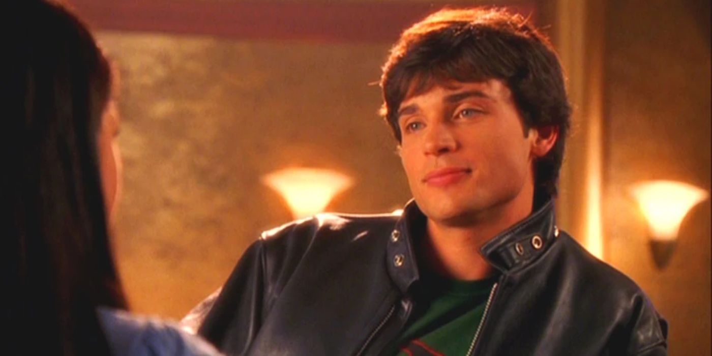 Tom Welling as Clark Kent wearing a leather jacket in Smallville