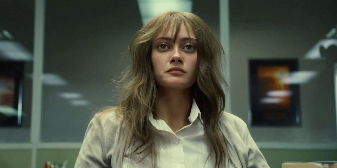 Rhiannon (Ella Purnell) se ve molesta con su cabello un poco desordenado.