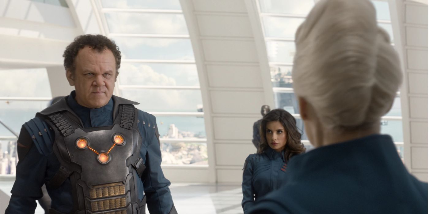 Rhomann Dey looking seriously at Nova Prime in Guardians of the Galaxy