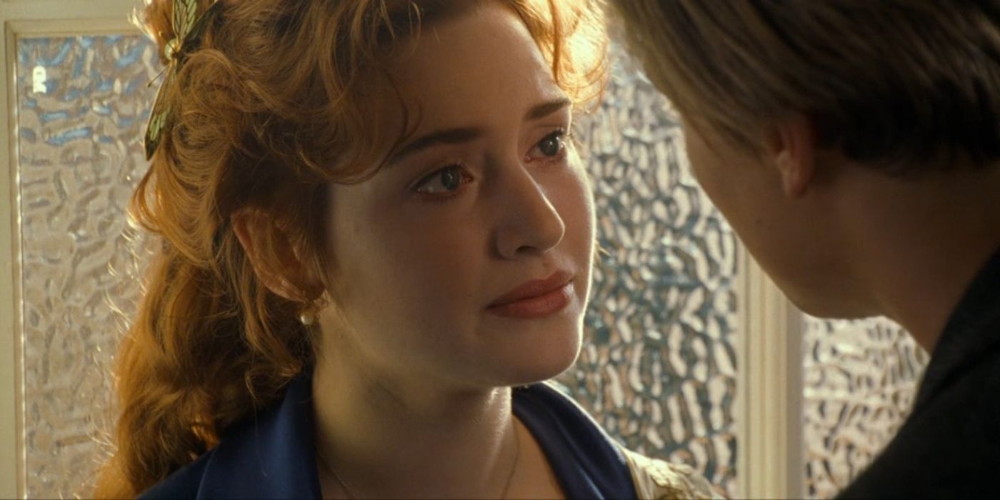 Rose (Kate Winsley) escucha a Jack (Leonardo DiCaprio) hablar apasionadamente sobre sí mismo en Titanic.