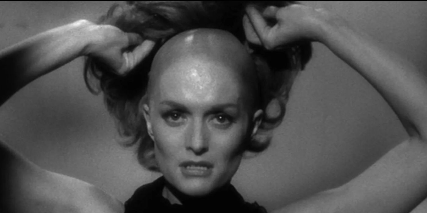 Constance Towers como la calva Kelly en 