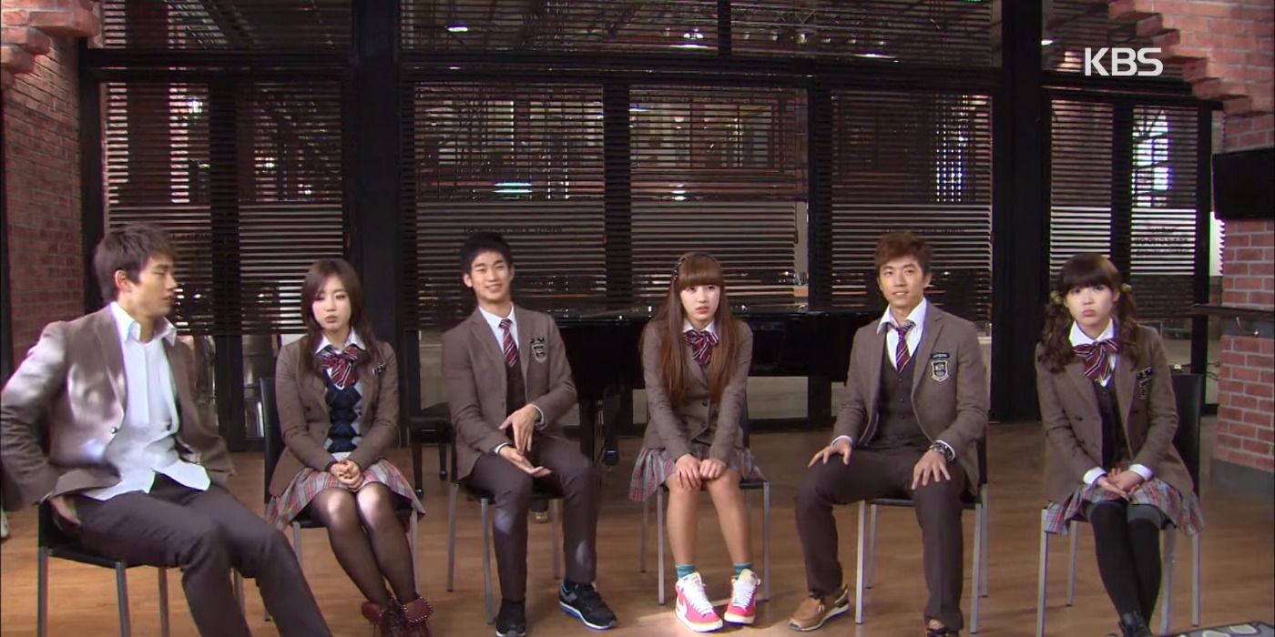 The main characters look excited to see their results in their Kirin Art High School's test in Dream High.