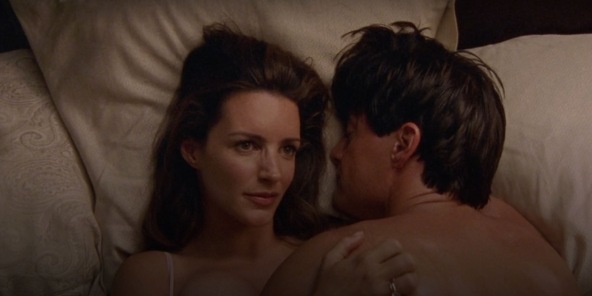 Kristin Davis y Kyle MacLachlan están juntos en la cama en Sex and the City Temporada 3, Episodio 16. "amigo enemigo". 