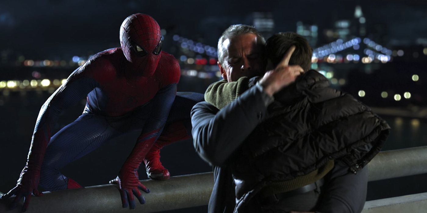 Spider-Man mira a Jack mientras abraza a su padre en The Amazing Spider-Man