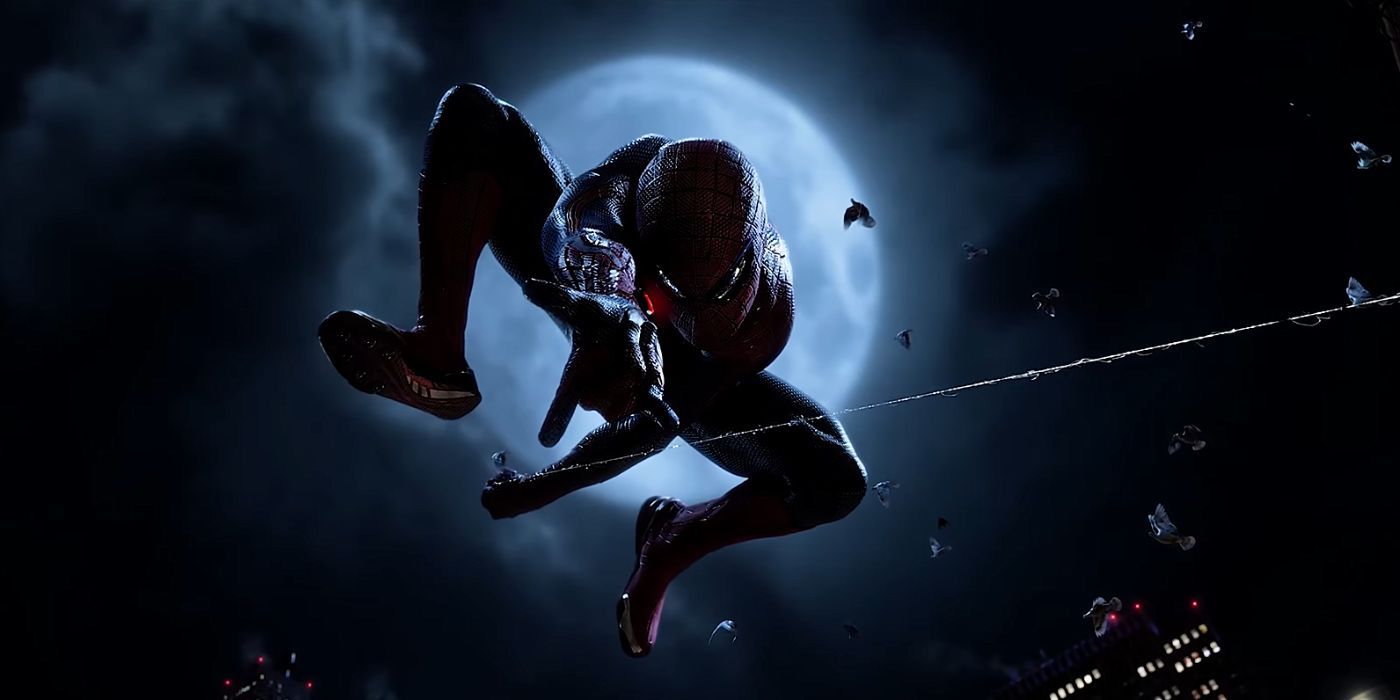 Spider-Man dispara una telaraña con una gran luna detrás de él en 