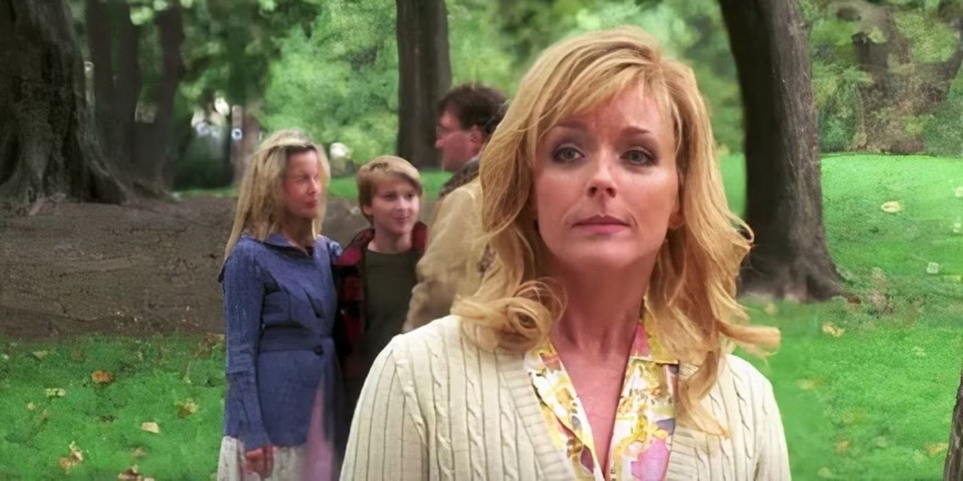 Jenna Maroney in a yellow sweater in a park with a family in the background in The Rural Juror on 30 Rock.