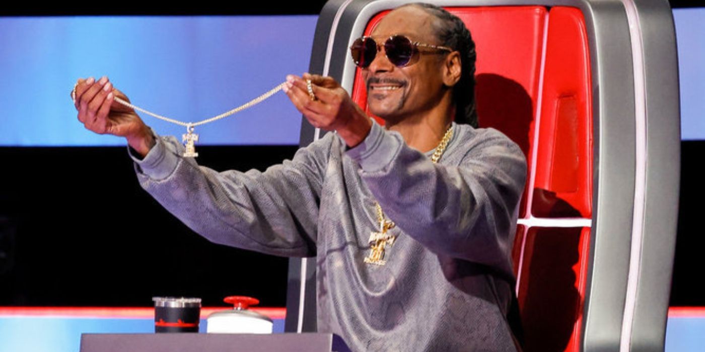 Snoop Dogg offers a chain to a contestant on 'The Voice' Season 26.