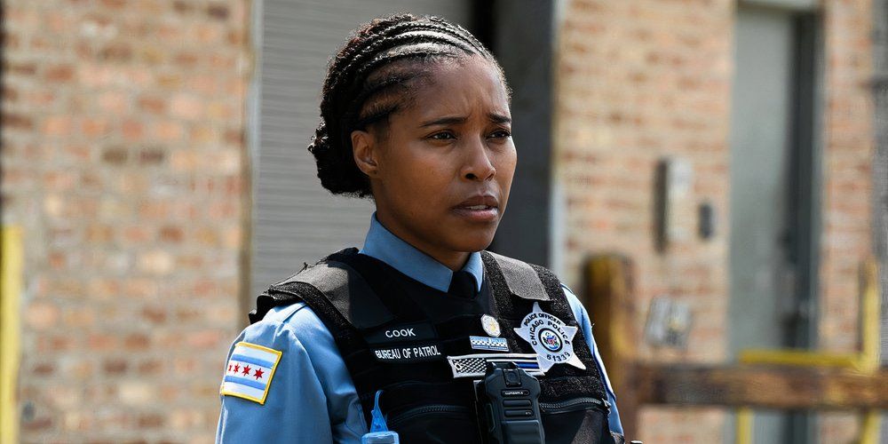 Chicago PD Temporada 12 Episodio 2 Tonya Turner viste un uniforme de policía azul y negro.