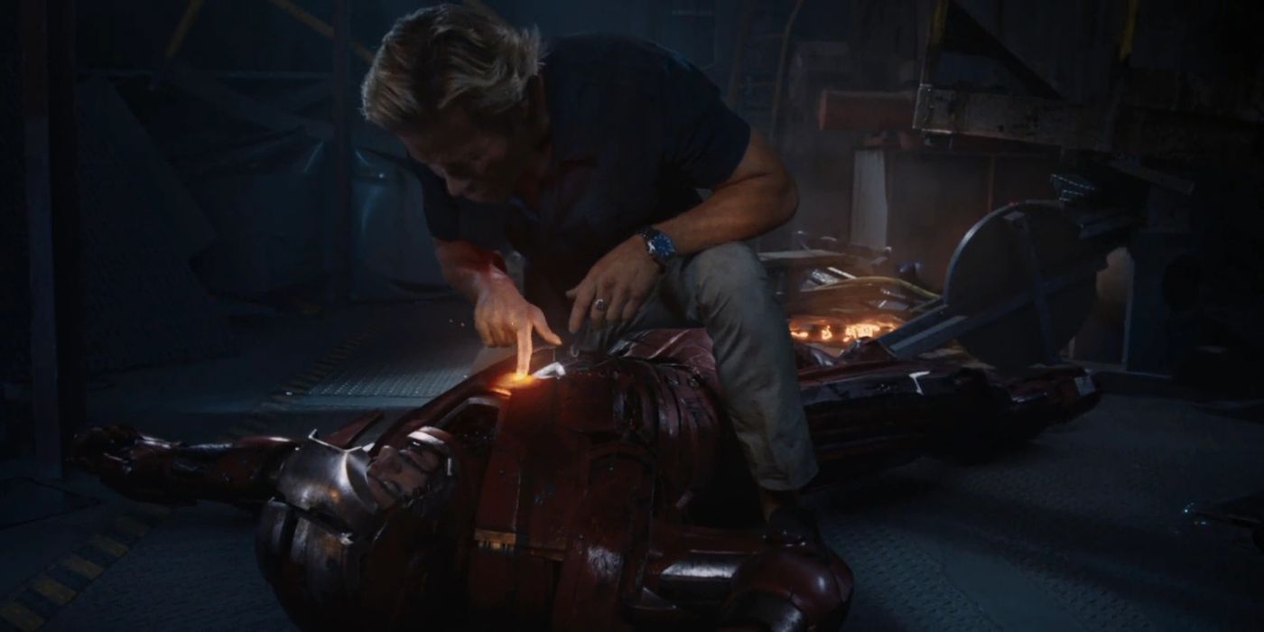 Aldrich Killinan kneeling over Tony, heating up his armor with his finger in Iron Man 3