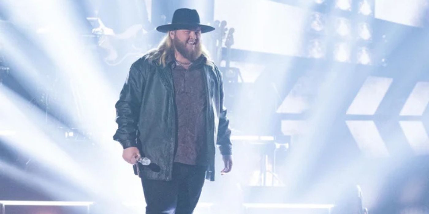 Will Moseley holds a mic at his side and smiles on stage during 'American Idol.'