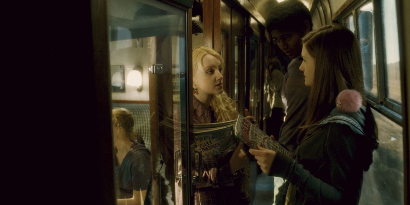 Luna, Dean, and Ginny talk as Arnold rests on Ginny's shoulder in 'Harry potter and the Half-blood Prince'