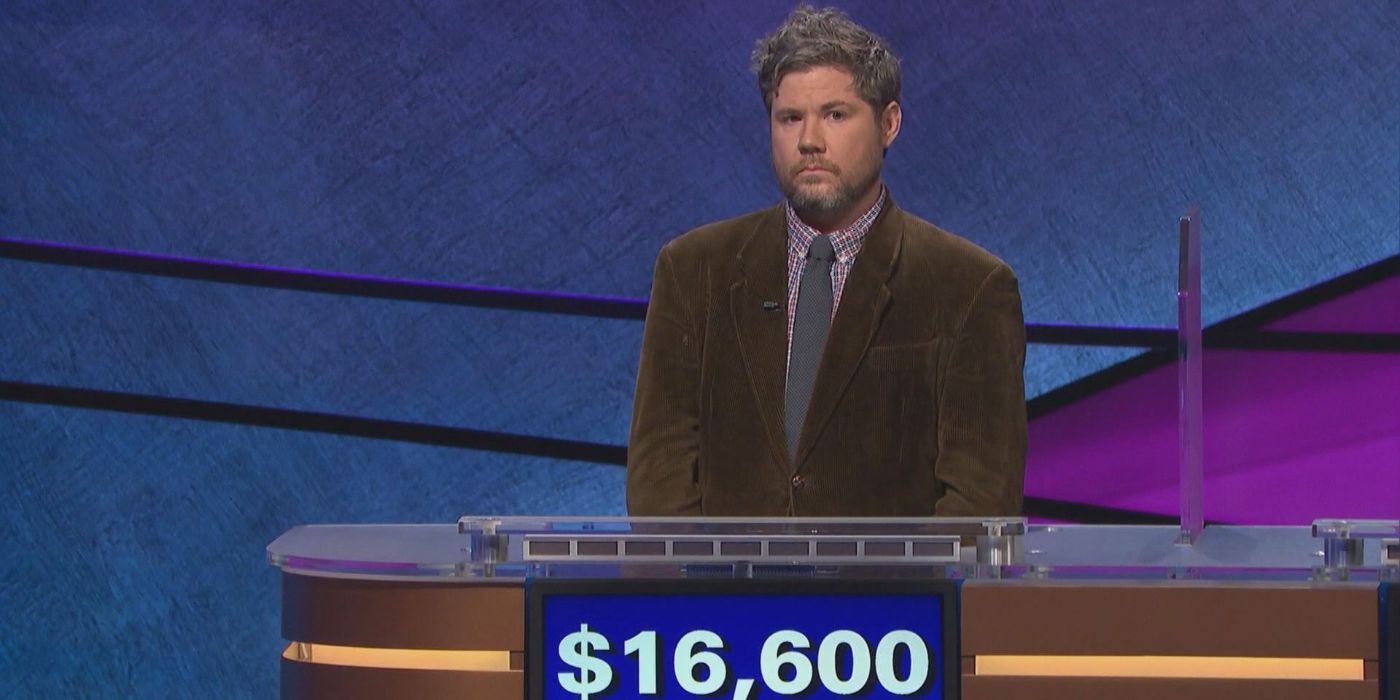 El concursante Austin Rogers se para detrás del podio y le da a Jeopardy una mirada perpleja.