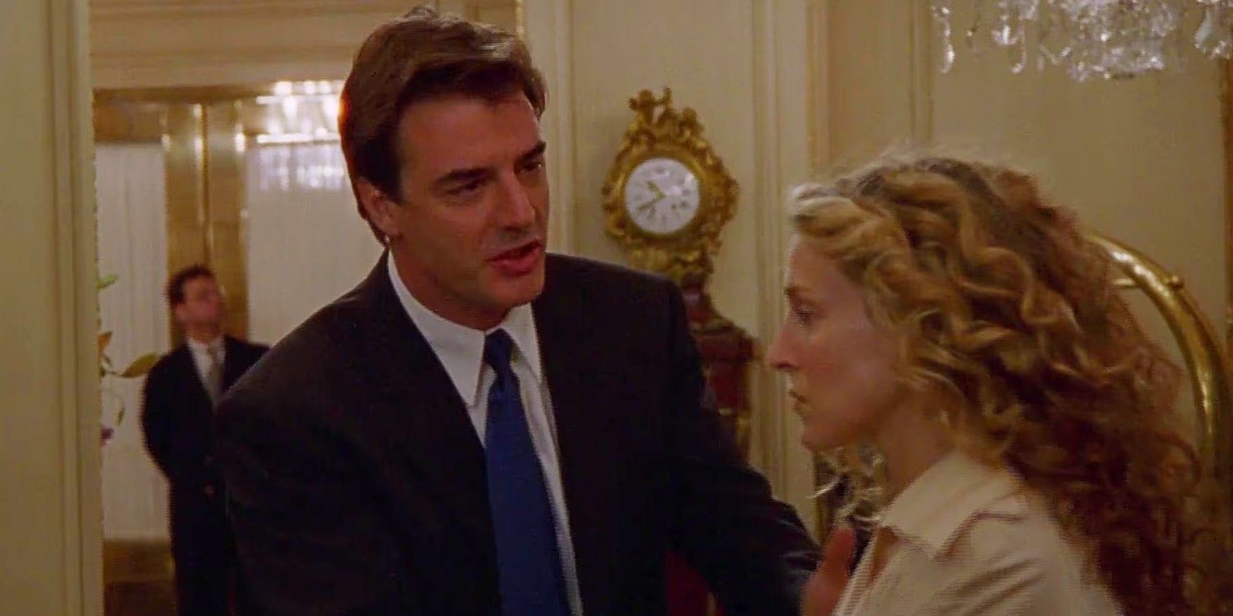 Big and Carrie arguing in a hallway in Sex and the City.