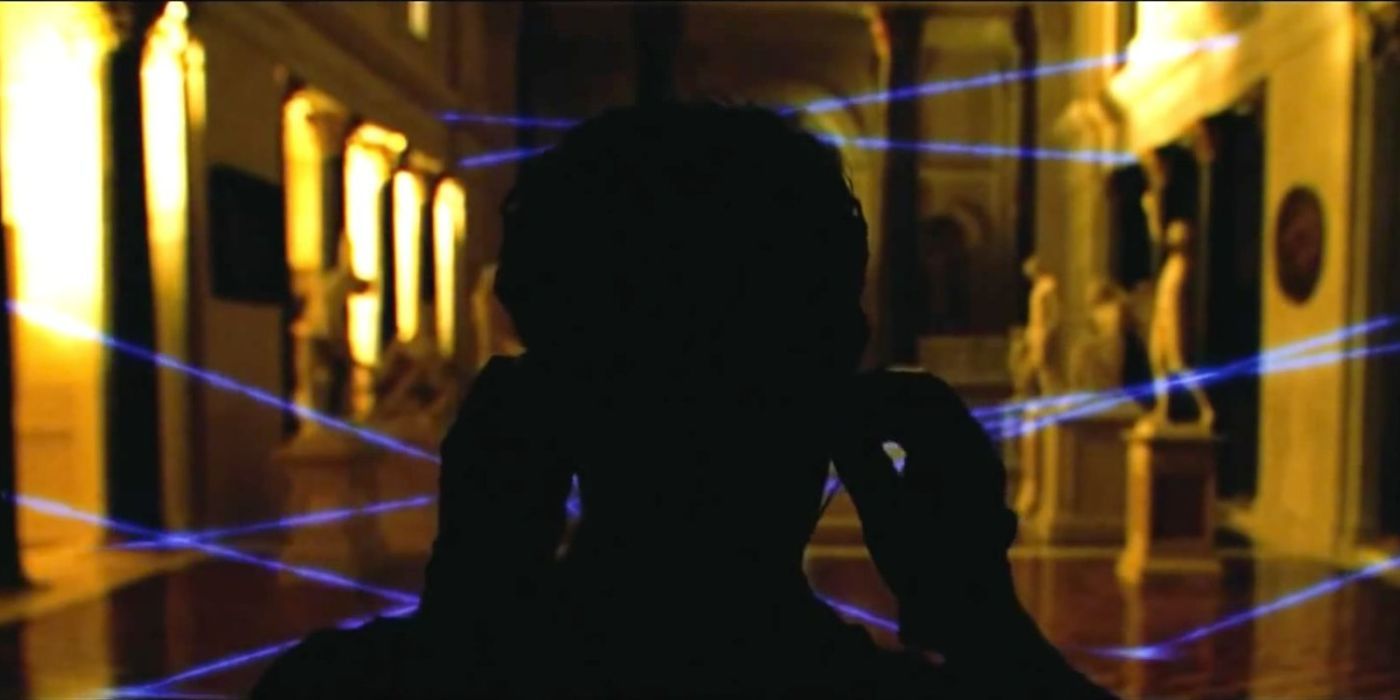 Vincent Cassel in front of a laser maze in Ocean&rsquo;s Twelve