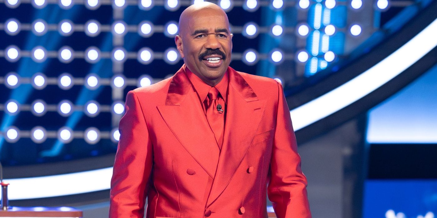 Steve Harvey hosts the Christmas episode of Celebrity Family Feud.