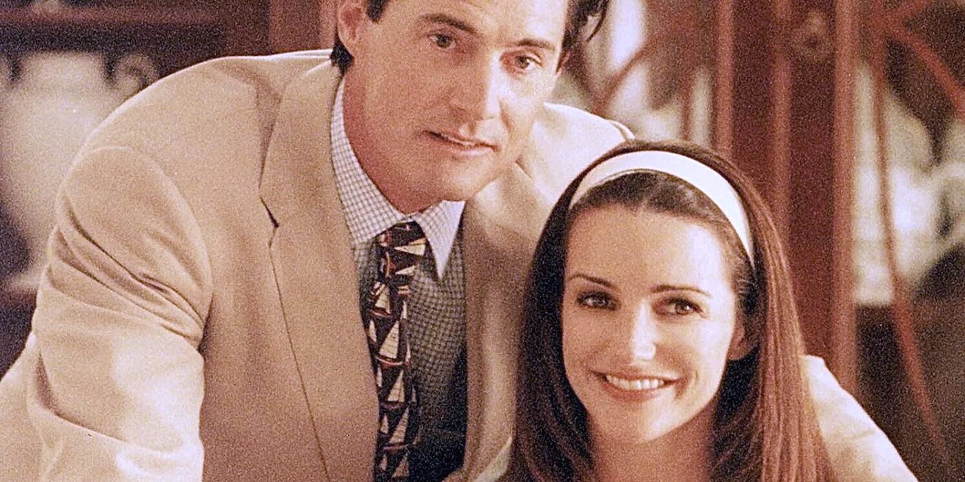 Charlotte (Kristin Davis) y Trey (Kyle MacLachlan) de Sex and the City se sientan en una mesa con la comida detrás de ellos.