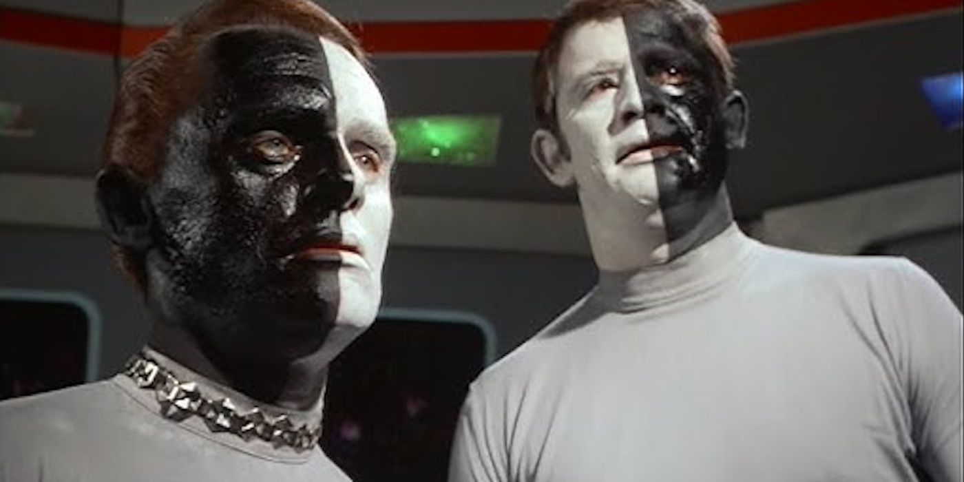 Close-up of Commissioner Bele (Frank Gorshin) and Lokai (Lou Antonio) in the 'Star Trek: TOS' episode 